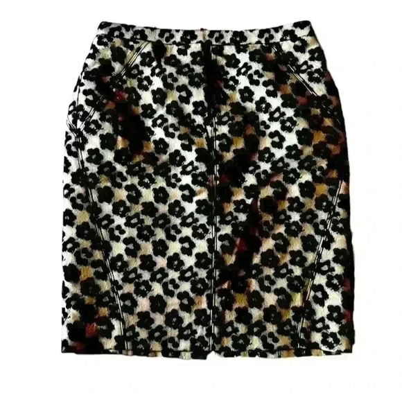 Ann Taylor pencil skirt NWOT size 4. Black and cream zipper in back. - Picture 1 of 9